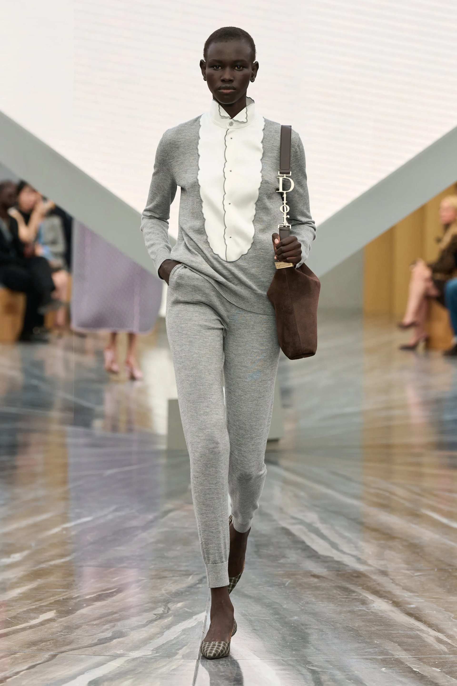 Hinh anh Push and pull: thời trang trang trọng và đời thường 6