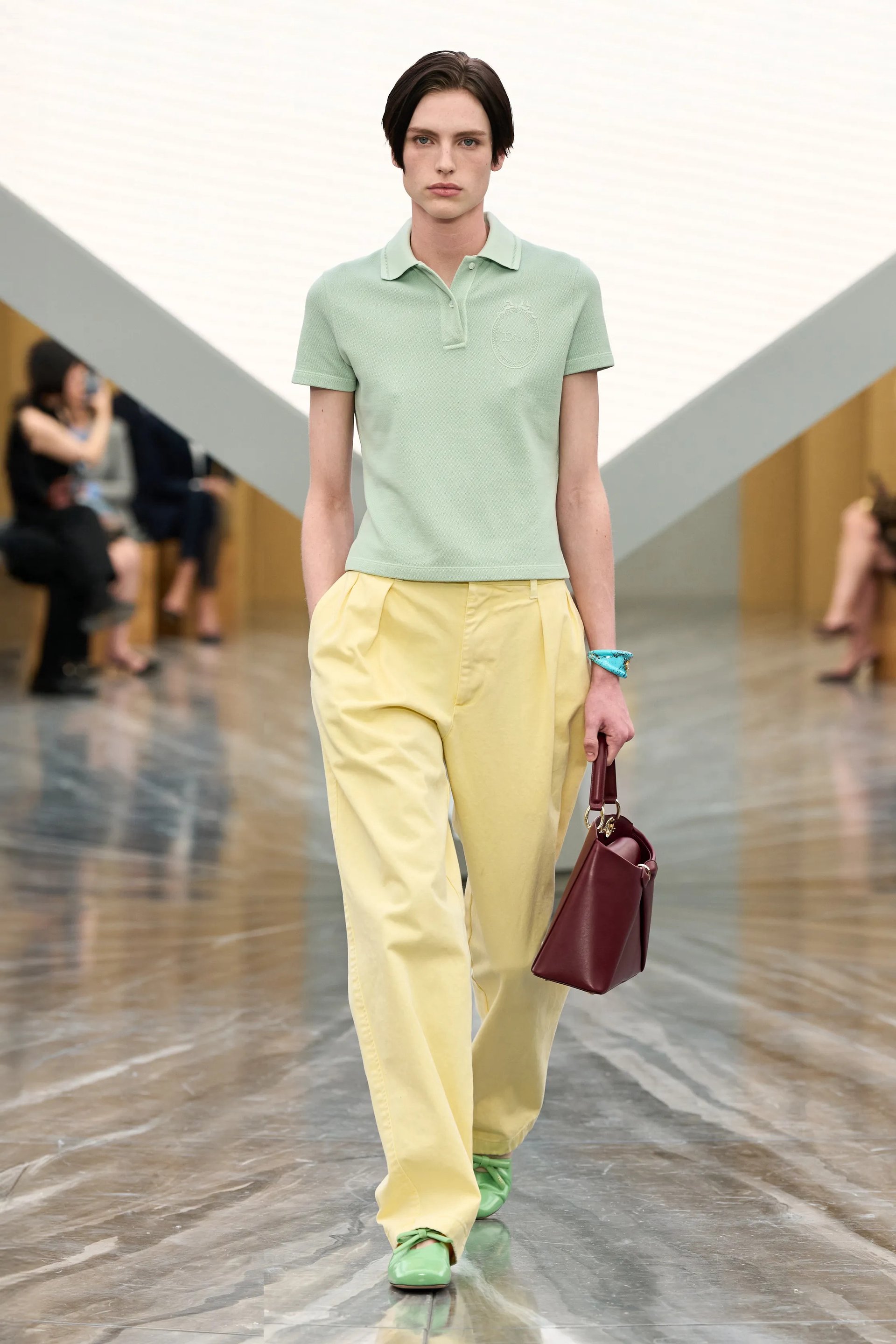 Hinh anh Push and pull: thời trang trang trọng và đời thường 5