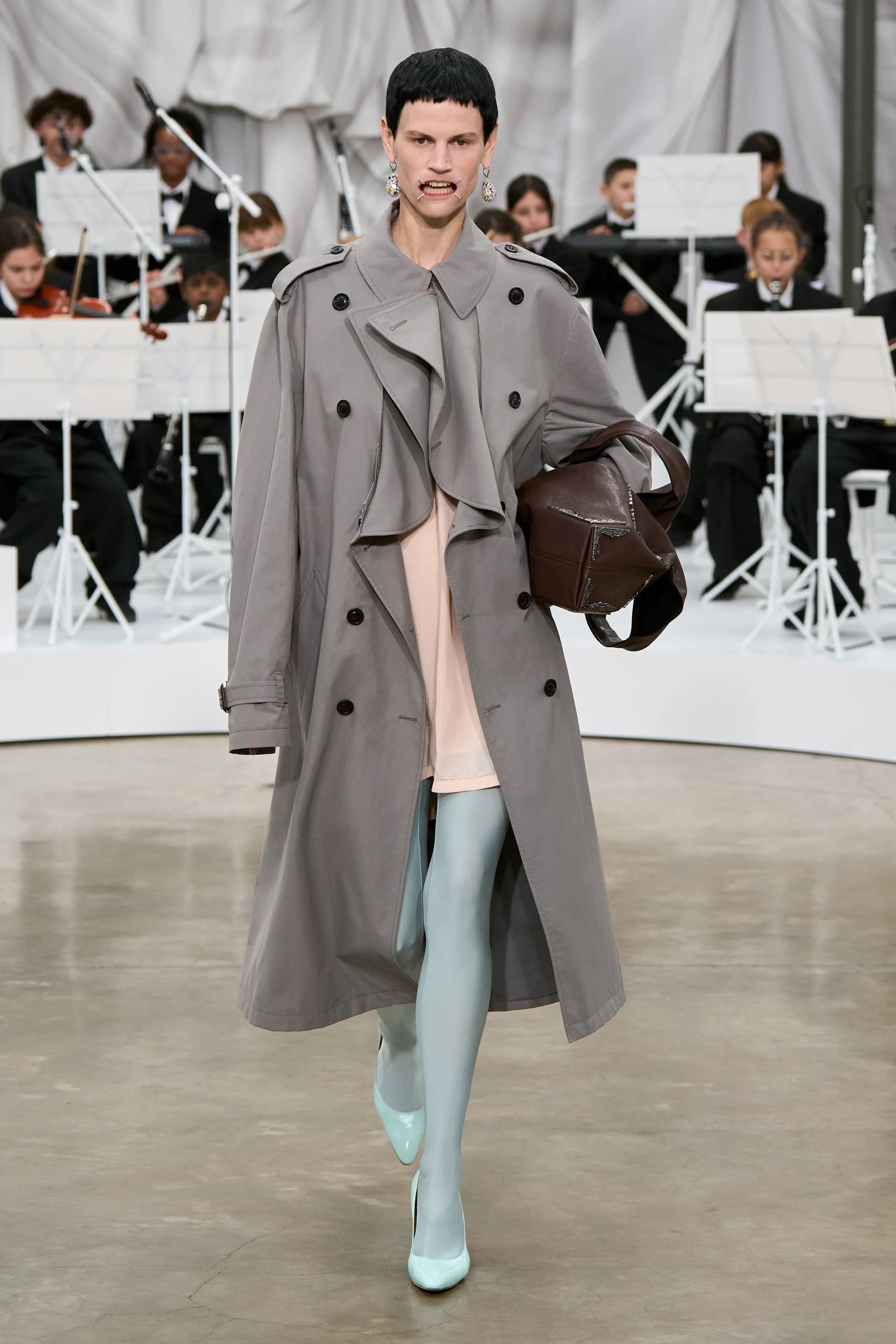 Hinh anh Martens từng kể rằng khi còn là sinh viên ở Antwerp, anh và bạn bè thường săn đồ Margiela tại outlet. “Chúng tôi sống trong những bộ đồ đó. Tôi muốn mang cảm giác ấy trở lại, làm quần áo mà người ta thực sự muốn sống cùng”. 5