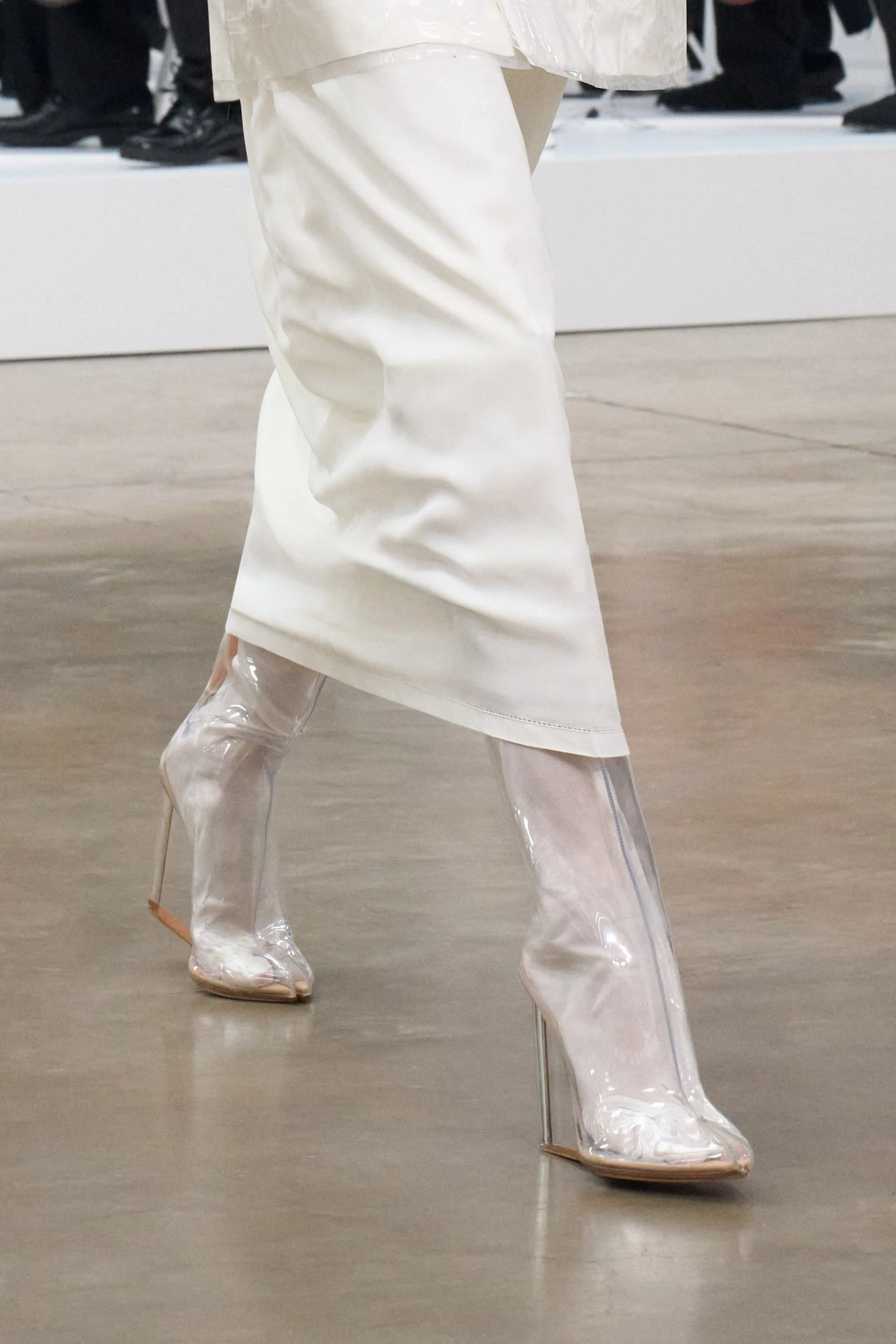 Hinh anh Theo ghi chú của show, đó là cách tạo nên “đồng nhất biểu cảm”. Nhưng với khán giả, hình ảnh ấy gợi cảm giác rờn rợn: cái đẹp bị kiểm soát, cảm xúc bị định dạng. 3