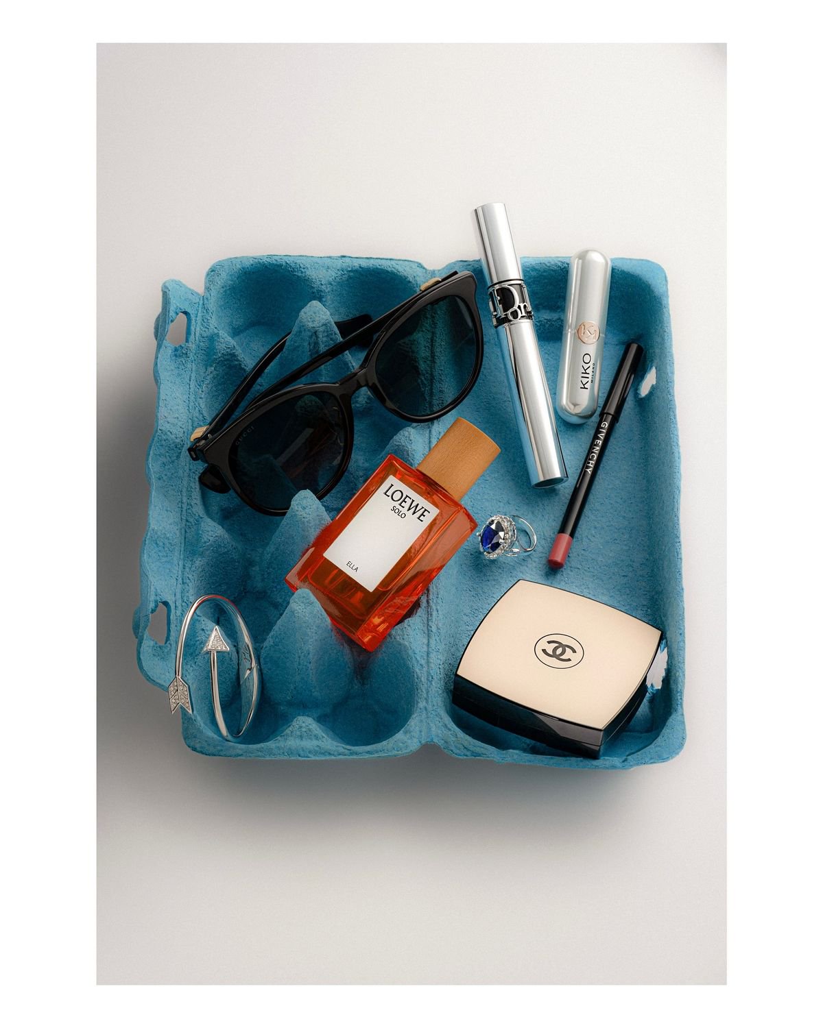 Hinh anh “What’s in my bag” trở lại với đạo cụ mới: khay cà phê, thậm chí cả khay an ninh sân bay 8