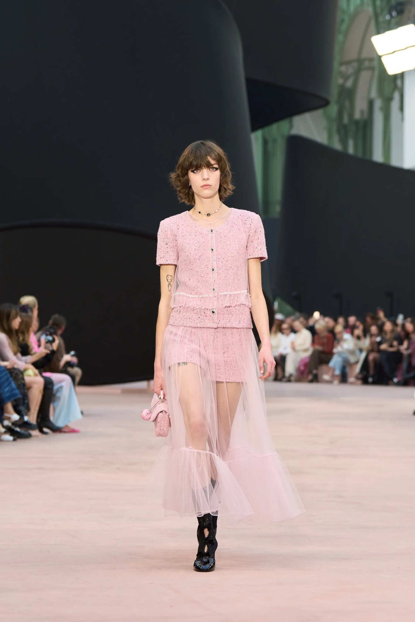 Hinh anh Chanel - nhà mốt làm đồ tweed giỏi nhất hành tinh đã sử dụng chất liệu thời thượng này như thế nào? 10