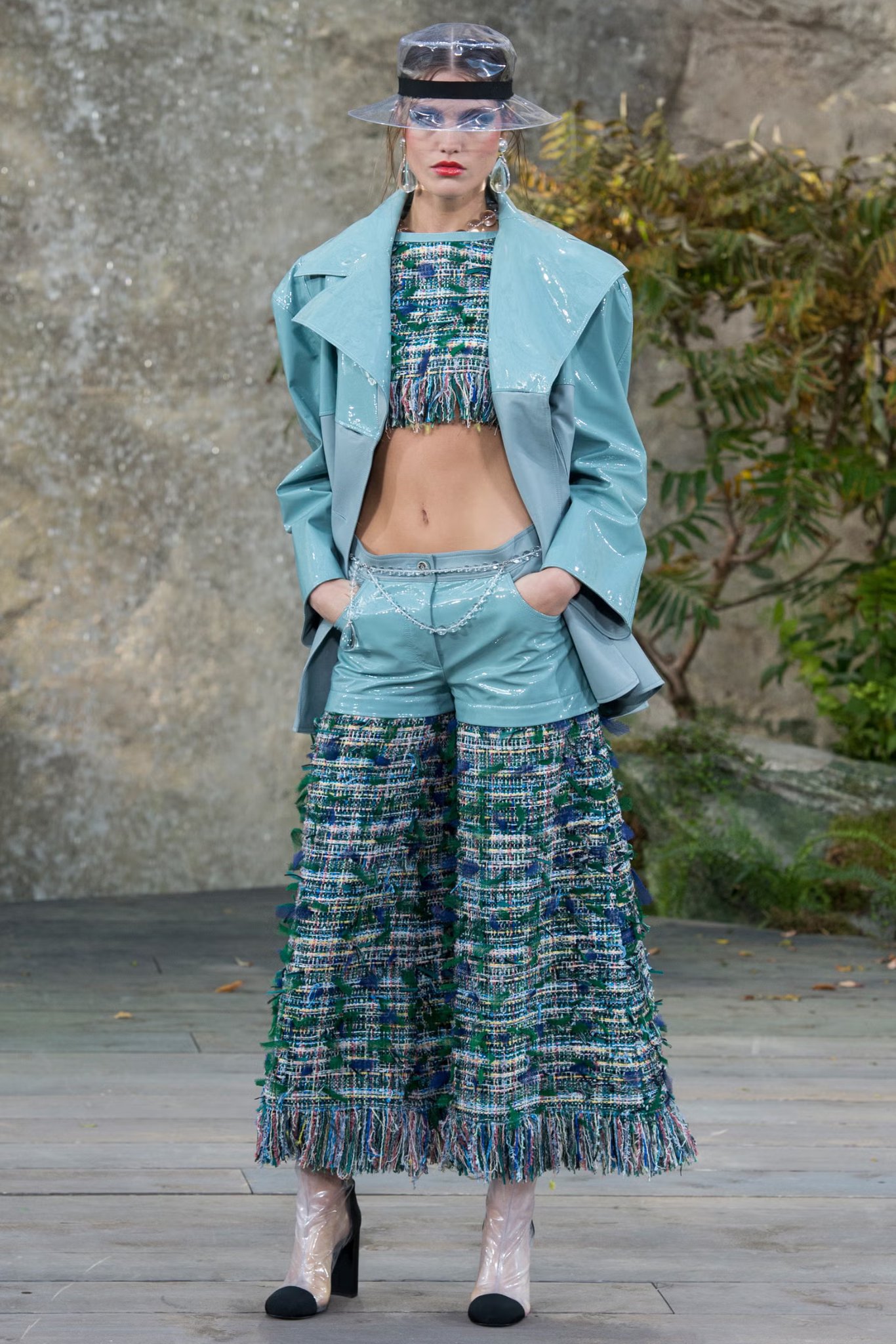 Hinh anh Chanel - nhà mốt làm đồ tweed giỏi nhất hành tinh đã sử dụng chất liệu thời thượng này như thế nào? 14