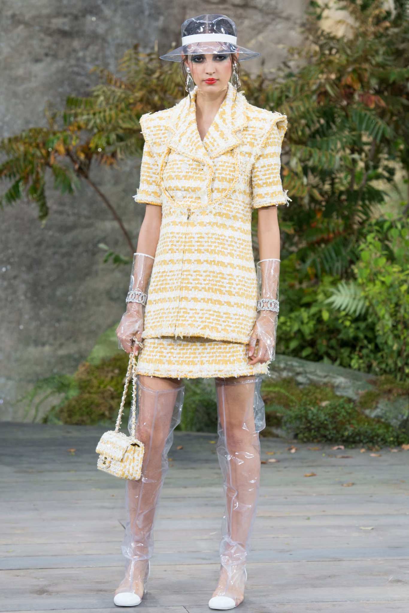 Hinh anh Chanel - nhà mốt làm đồ tweed giỏi nhất hành tinh đã sử dụng chất liệu thời thượng này như thế nào? 15