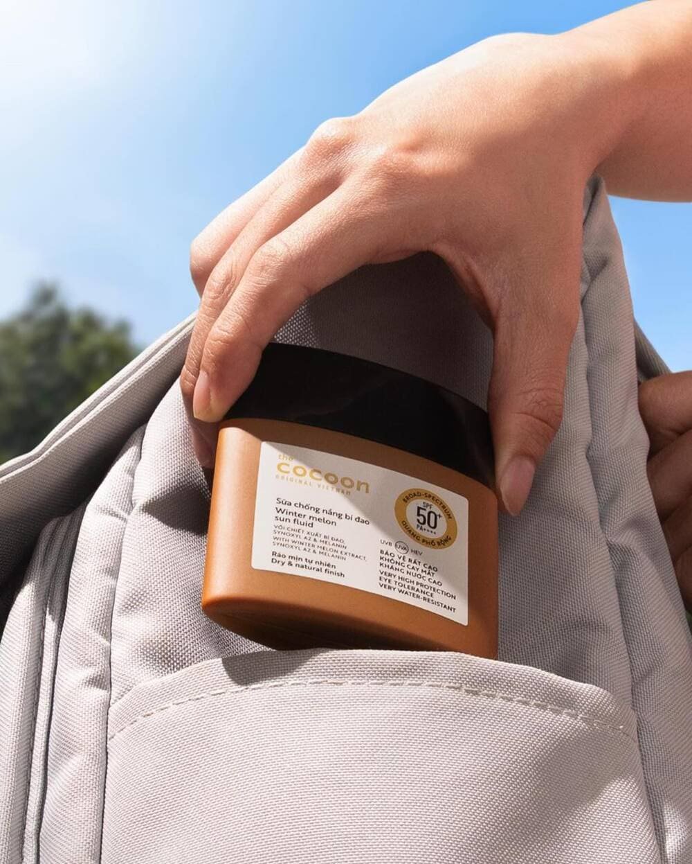 Kem chống nắng hóa học hấp thụ tia UV, mỏng nhẹ nhưng dễ kích ứng da nhạy cảm
