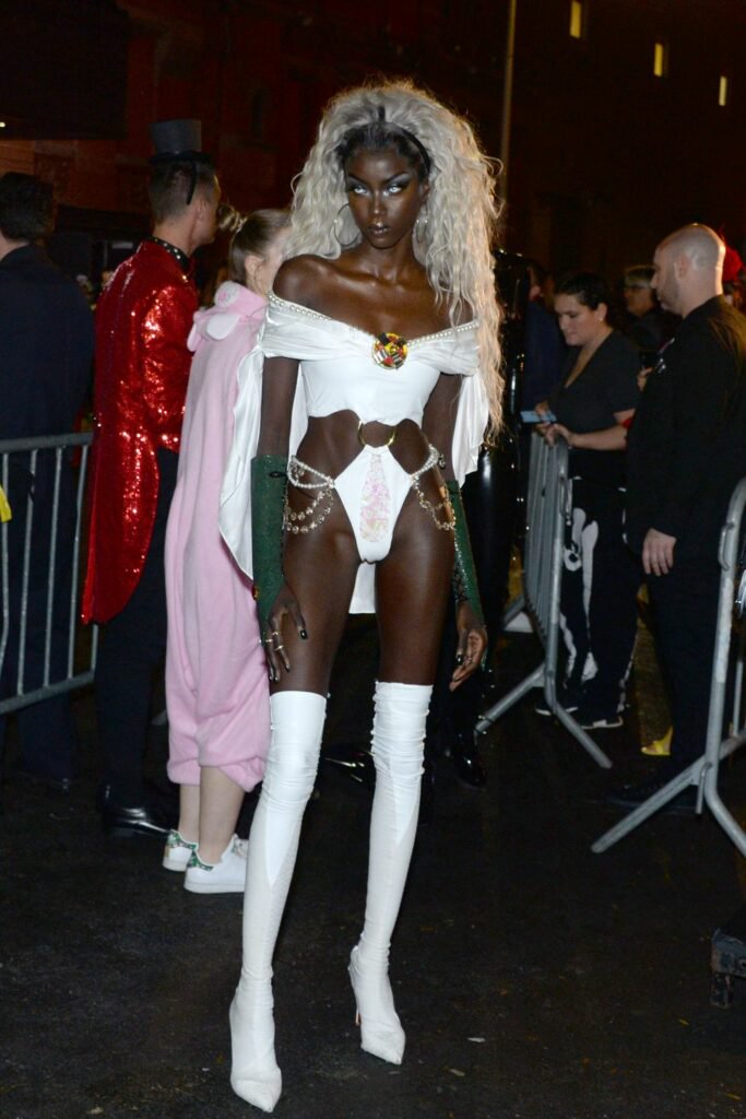 Hinh anh Bí kíp hoá thân thành những “bóng hồng màn ảnh” trong đêm Halloween 7