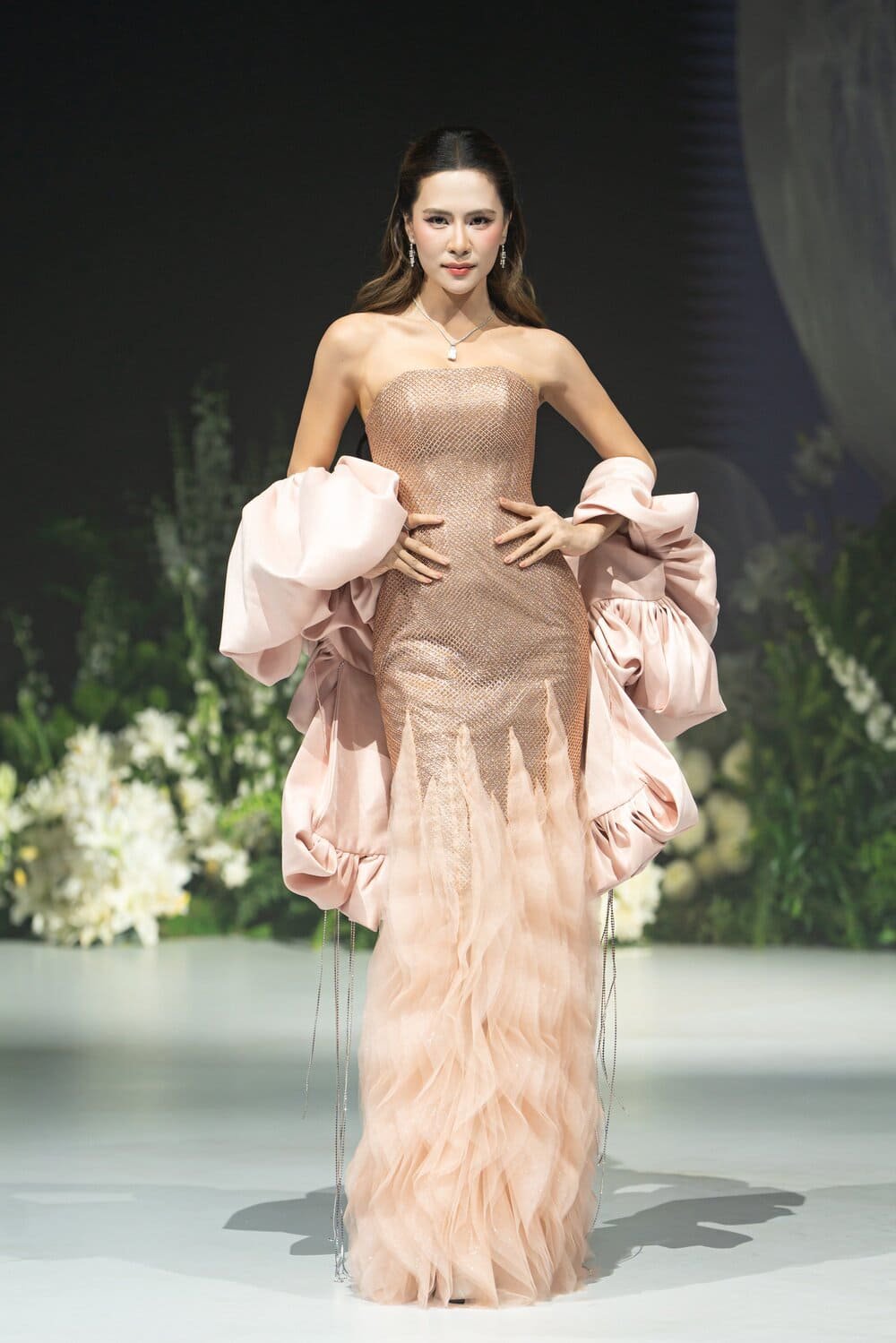 Hinh anh Đóa hoa Philippines "Marian Rivera" nở rộ trong vườn trăng Hacchic Couture Xuân Hè 2026 1