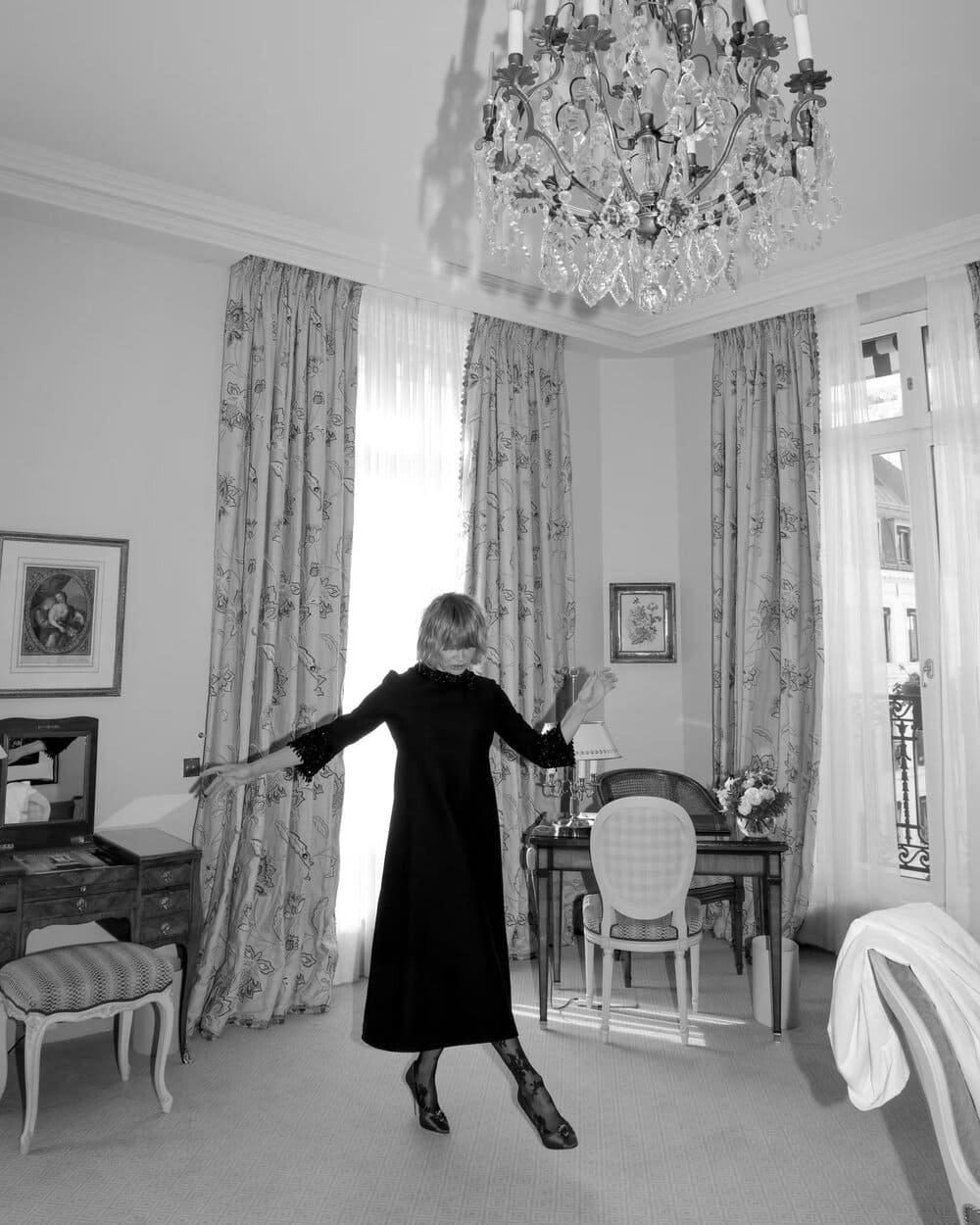 Hinh anh "Ta phải tìm lấy niềm vui": Trò chuyện cùng Pamela Anderson tại Valentino SS26 1