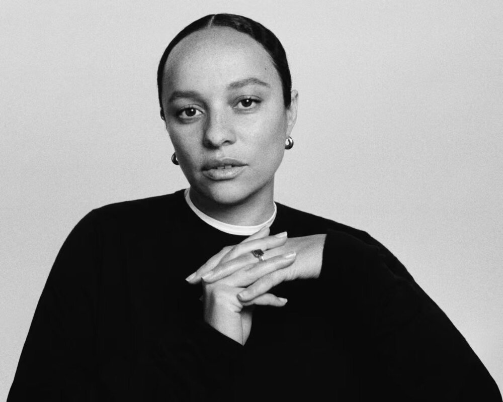 Hinh anh Nơi tailoring cổ điển Pháp gặp gỡ tinh thần diaspora Anh - Jamaica, nơi một phụ nữ da màu lần đầu ngồi vào bàn cắt may của một trong những thương hiệu xa xỉ nhất thế giới. 1