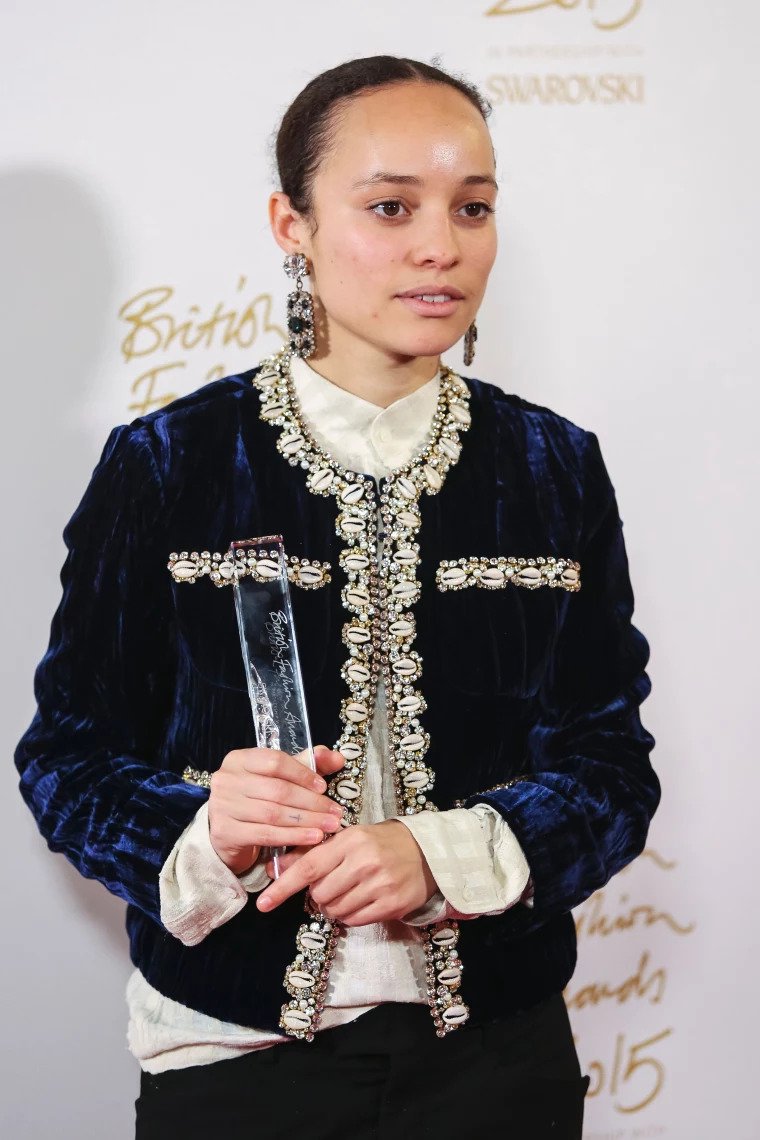 Hinh anh Thành lập thương hiệu và dấu ấn đầu tiên 1