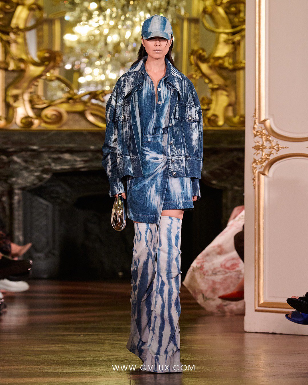 Hinh anh Việt Nam trên đường đua Fashion Week - Hào quang là con dao hai lưỡi  1