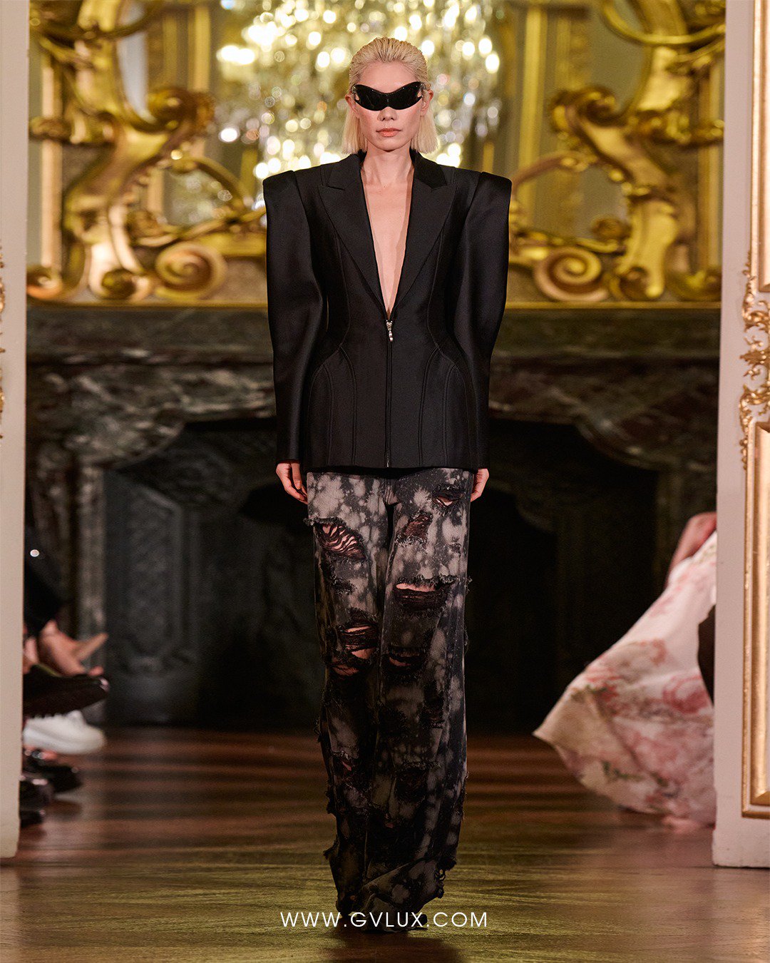 Hinh anh Việt Nam trên đường đua Fashion Week - Hào quang là con dao hai lưỡi  4