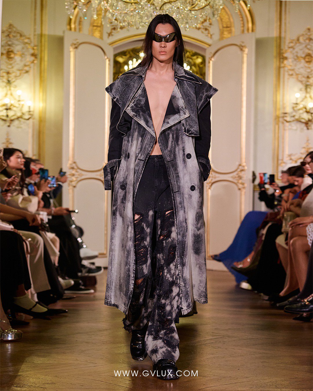 Hinh anh Việt Nam trên đường đua Fashion Week - Hào quang là con dao hai lưỡi  3