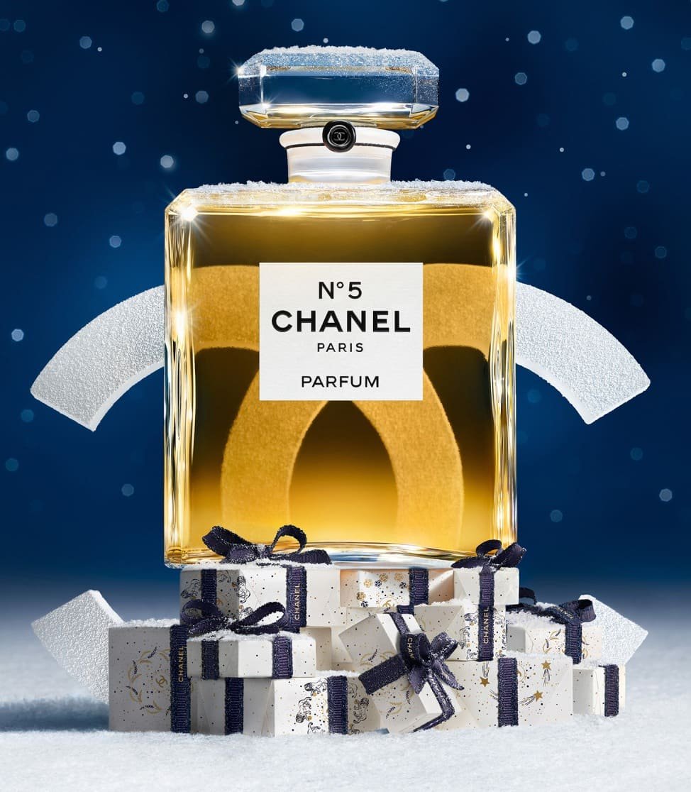Hinh anh CHANEL Holiday 2025 mang đến vũ trụ “Winter Constellation”, 5 biểu tượng kinh điển của CHANEL cùng tỏa sáng, tạo nên trải nghiệm mùa lễ hội sang trọng và đầy cảm hứng. 2