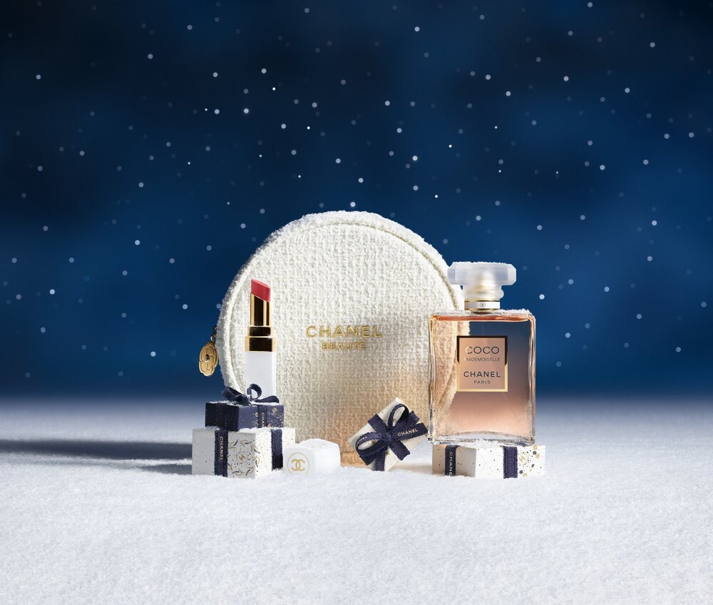Hinh anh CHANEL Holiday 2025 mang đến vũ trụ “Winter Constellation”, 5 biểu tượng kinh điển của CHANEL cùng tỏa sáng, tạo nên trải nghiệm mùa lễ hội sang trọng và đầy cảm hứng. 3