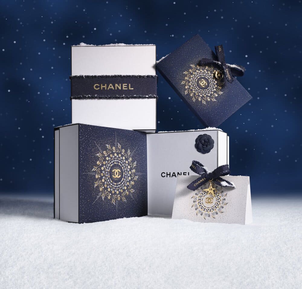 Hinh anh CHANEL Holiday 2025 mang đến vũ trụ “Winter Constellation”, 5 biểu tượng kinh điển của CHANEL cùng tỏa sáng, tạo nên trải nghiệm mùa lễ hội sang trọng và đầy cảm hứng. 12