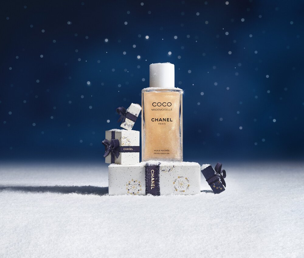 Hinh anh CHANEL Holiday 2025 mang đến vũ trụ “Winter Constellation”, 5 biểu tượng kinh điển của CHANEL cùng tỏa sáng, tạo nên trải nghiệm mùa lễ hội sang trọng và đầy cảm hứng. 13