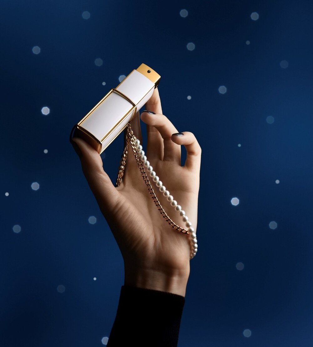 Hinh anh CHANEL Holiday 2025 mang đến vũ trụ “Winter Constellation”, 5 biểu tượng kinh điển của CHANEL cùng tỏa sáng, tạo nên trải nghiệm mùa lễ hội sang trọng và đầy cảm hứng. 14