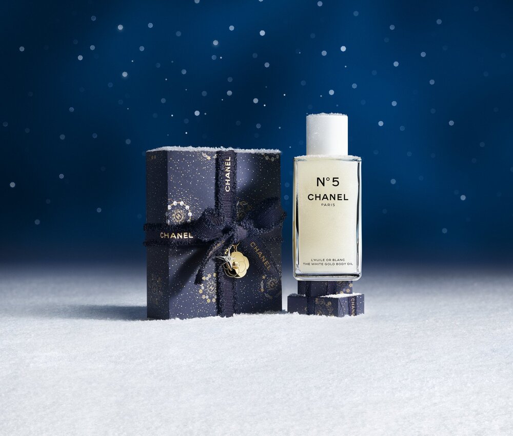 Hinh anh CHANEL Holiday 2025 mang đến vũ trụ “Winter Constellation”, 5 biểu tượng kinh điển của CHANEL cùng tỏa sáng, tạo nên trải nghiệm mùa lễ hội sang trọng và đầy cảm hứng. 8