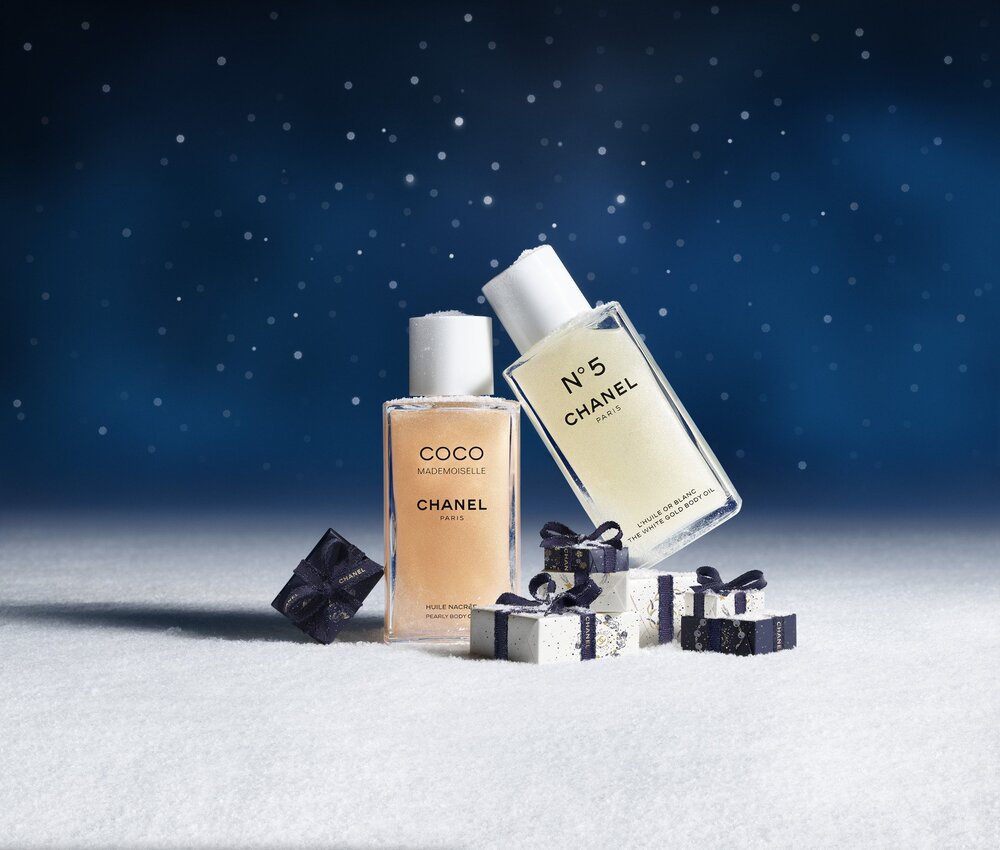 Hinh anh CHANEL Holiday 2025 mang đến vũ trụ “Winter Constellation”, 5 biểu tượng kinh điển của CHANEL cùng tỏa sáng, tạo nên trải nghiệm mùa lễ hội sang trọng và đầy cảm hứng. 9