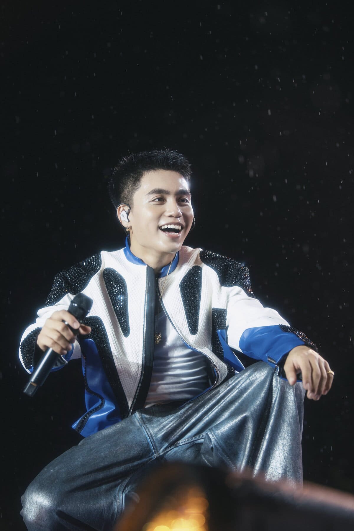 Hinh anh MONO "phiêu" trên sân khấu với trang sức Cartier lấp lánh 5