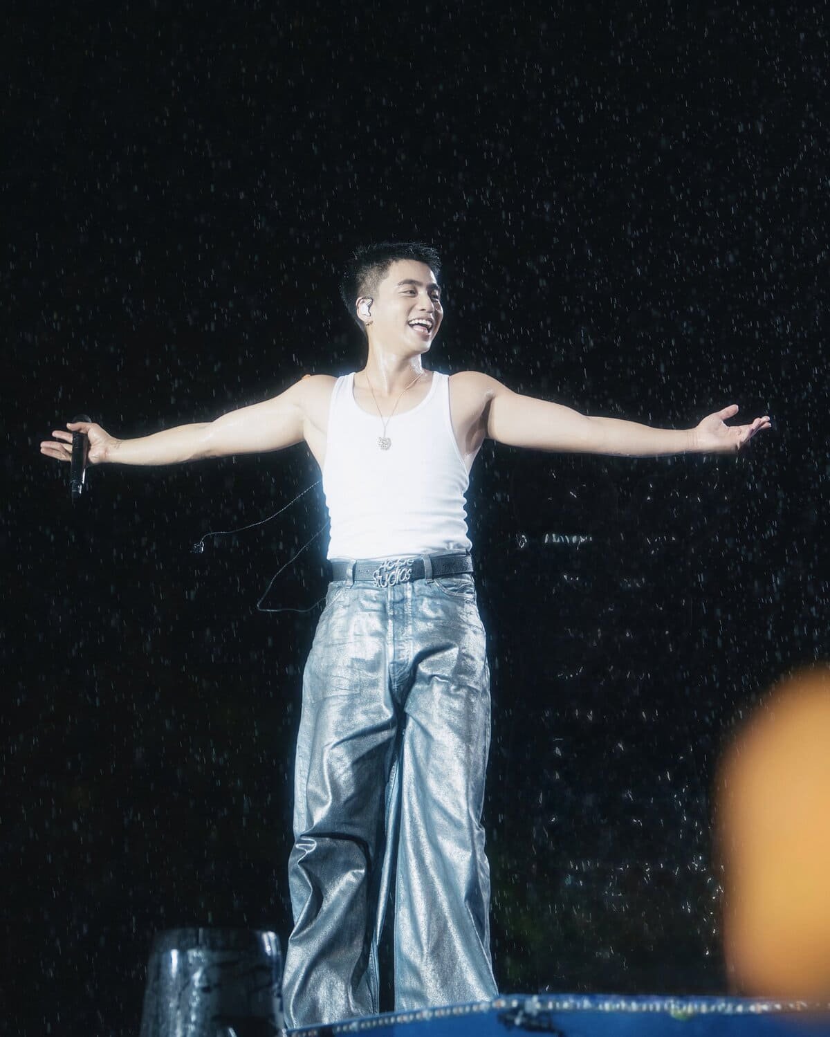 Hinh anh MONO "phiêu" trên sân khấu với trang sức Cartier lấp lánh 6