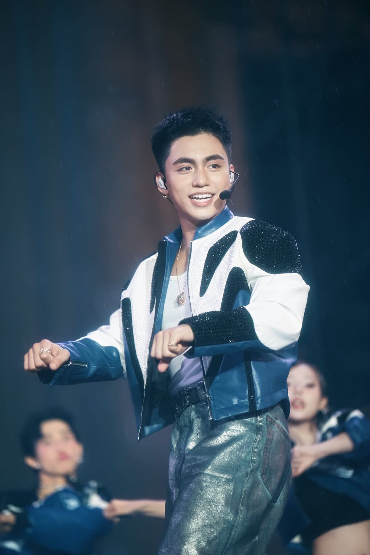 Hinh anh MONO "phiêu" trên sân khấu với trang sức Cartier lấp lánh 1