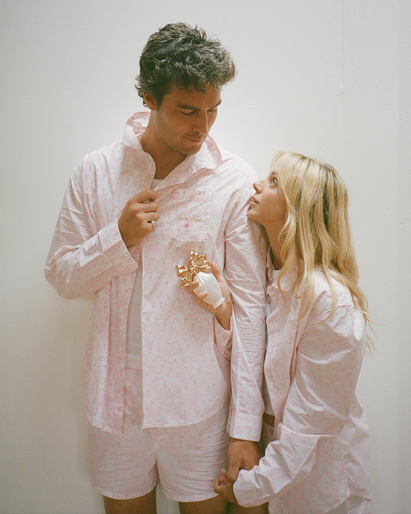 Hinh anh Tinder "hẹn hò" LoveShackFancy để ra mắt nước hoa  3