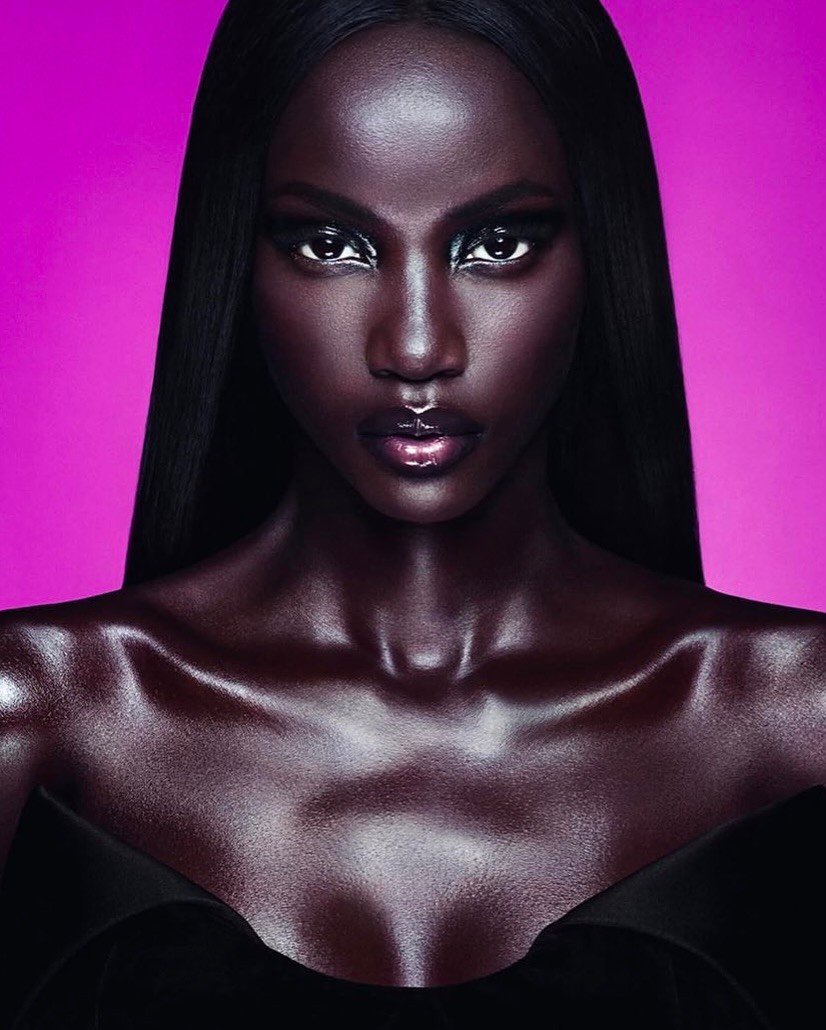 Hinh anh Sáu tháng sau, Anok Yai mở màn show Prada Thu Đông 2018, trở thành người mẫu da đen thứ hai trong hơn hai thập kỷ làm được điều đó kể từ Naomi Campbell. 1