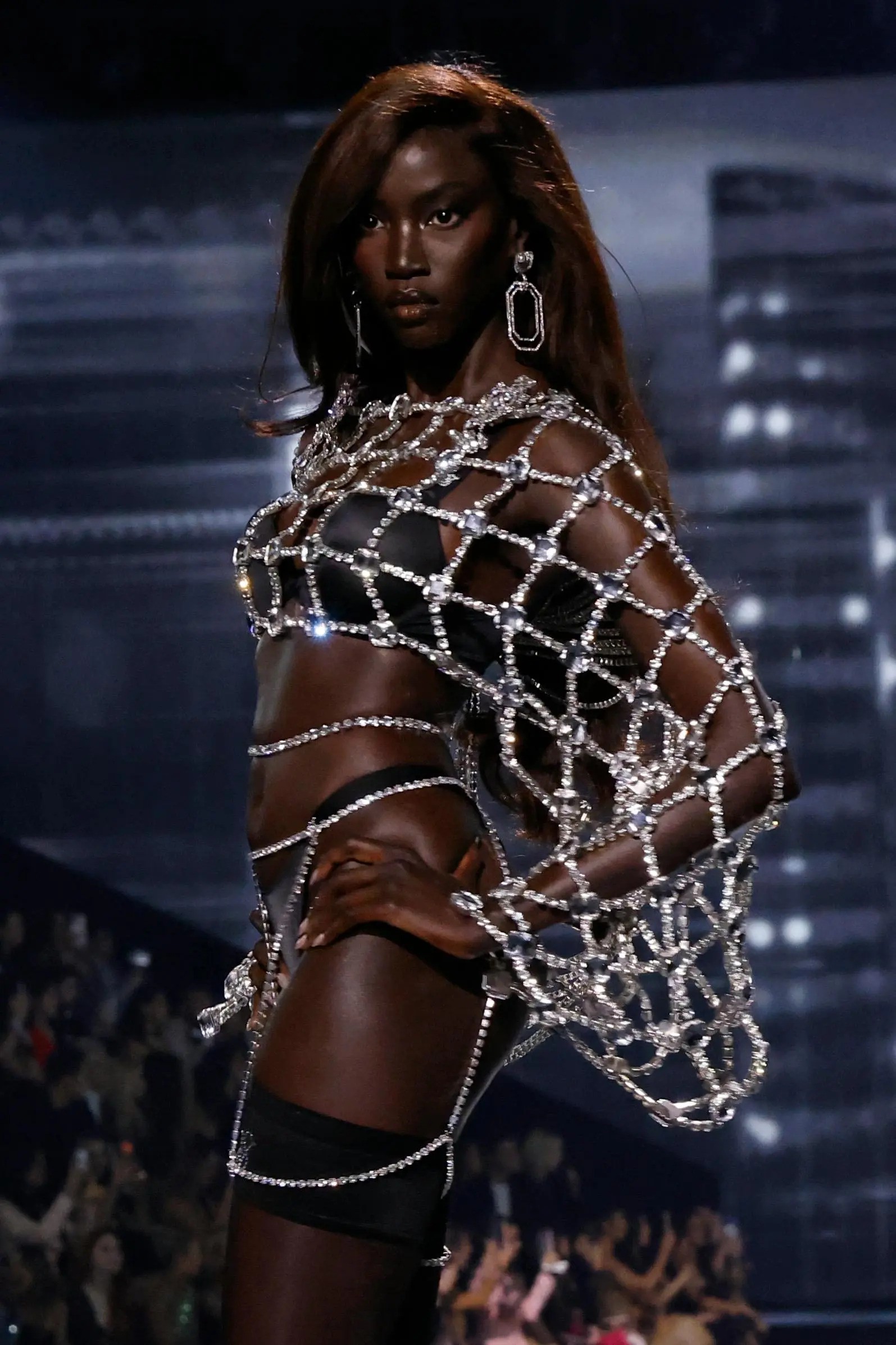 Hinh anh Hồ sơ sàn diễn đa thương hiệu với những bước chân catwalk hóa viral 6