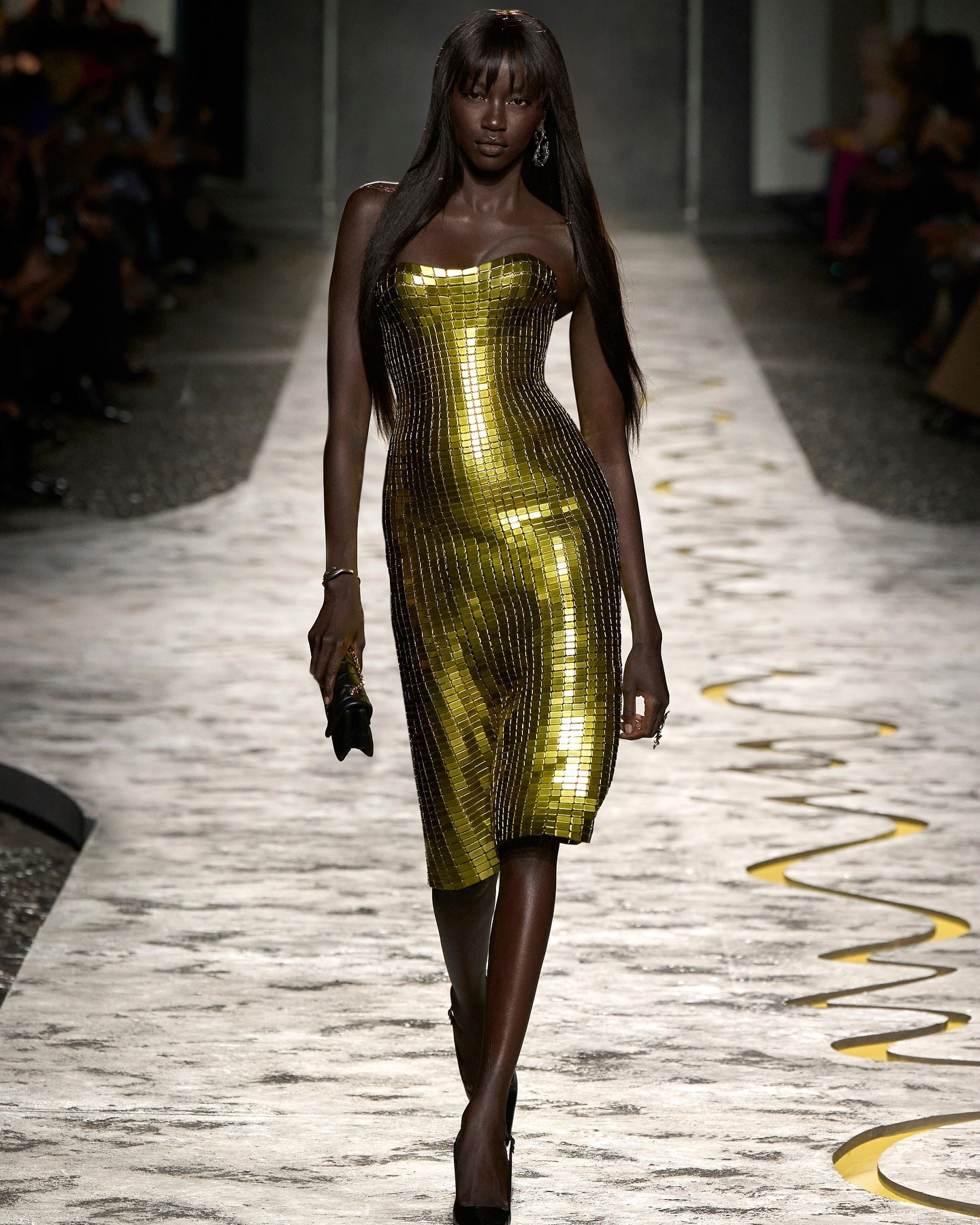 Hinh anh Hồ sơ sàn diễn đa thương hiệu với những bước chân catwalk hóa viral 4