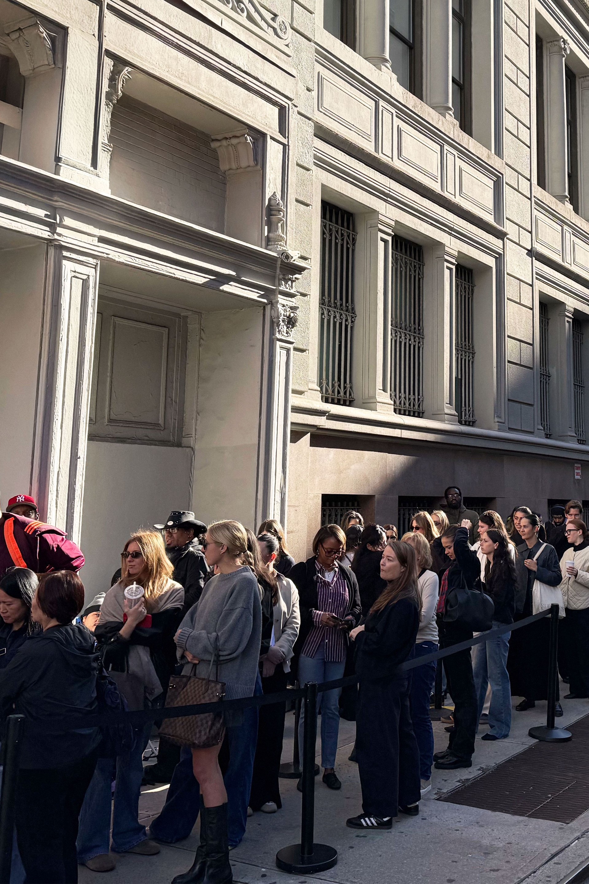 Hinh anh Black Friday: Các thương hiệu cao cấp làm cách nào để giảm giá nhưng không “mất giá”? 6