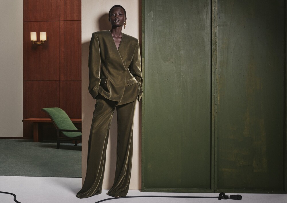 Hinh anh Trong mùa lễ hội H&amp;M Holiday 2025, thương hiệu thời trang đến từ Thụy Điển giới thiệu bộ sưu tập mang tinh thần tiệc tùng lộng lẫy, tập trung vào các thiết kế dự tiệc, áo khoác, trang phục len và đồ may đo với diện mạo cao cấp. 2