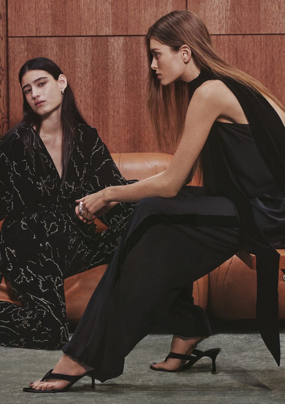 Hinh anh Trong mùa lễ hội H&amp;M Holiday 2025, thương hiệu thời trang đến từ Thụy Điển giới thiệu bộ sưu tập mang tinh thần tiệc tùng lộng lẫy, tập trung vào các thiết kế dự tiệc, áo khoác, trang phục len và đồ may đo với diện mạo cao cấp. 9