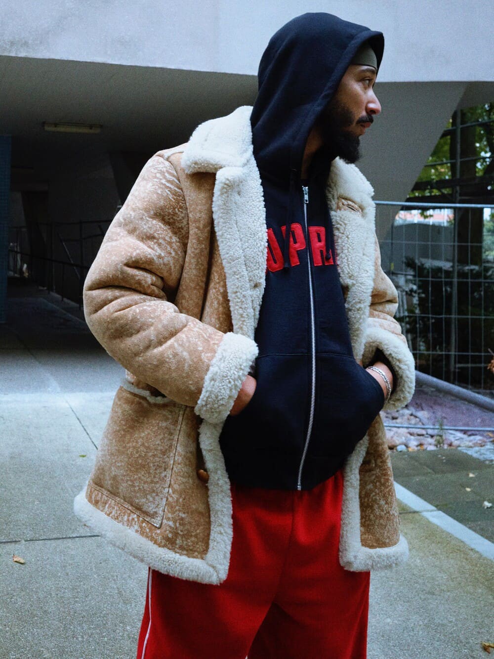 Hinh anh Họ không chạy theo thị trường. Họ định hình thị trường. Nhưng khi làm quá tốt điều đó, khi sự nhất quán ấy biến họ từ thương hiệu thành biểu tượng văn hóa, áp lực bắt đầu xuất hiện. 1