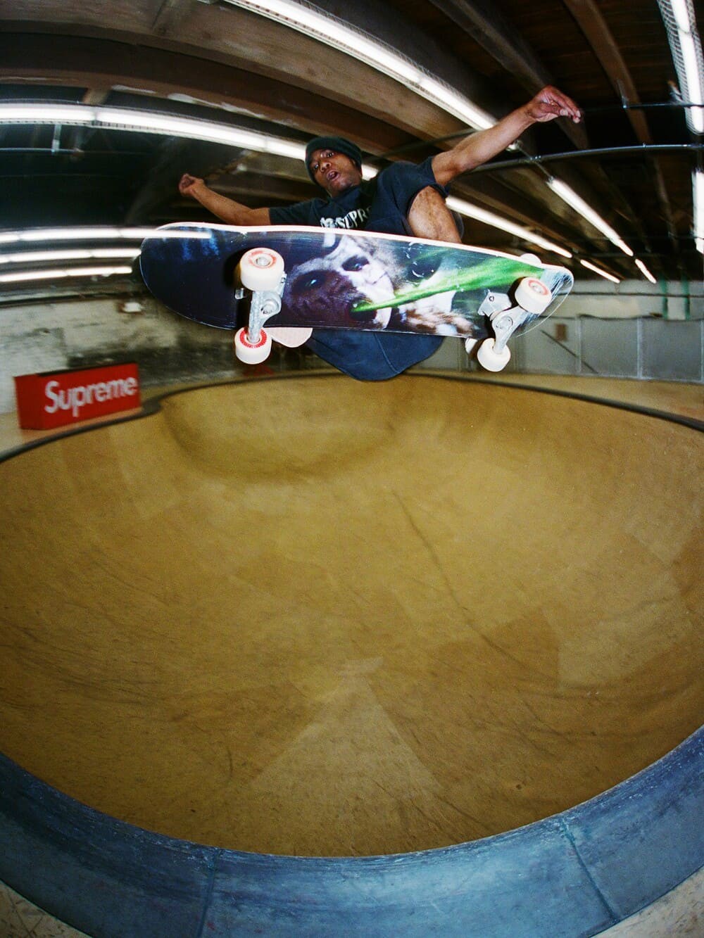 Hinh anh Họ không chạy theo thị trường. Họ định hình thị trường. Nhưng khi làm quá tốt điều đó, khi sự nhất quán ấy biến họ từ thương hiệu thành biểu tượng văn hóa, áp lực bắt đầu xuất hiện. 2