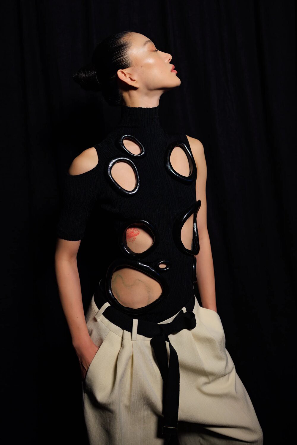 Hinh anh Quyến rũ đa tầng: quyền lực trong sự rạn vỡ 6