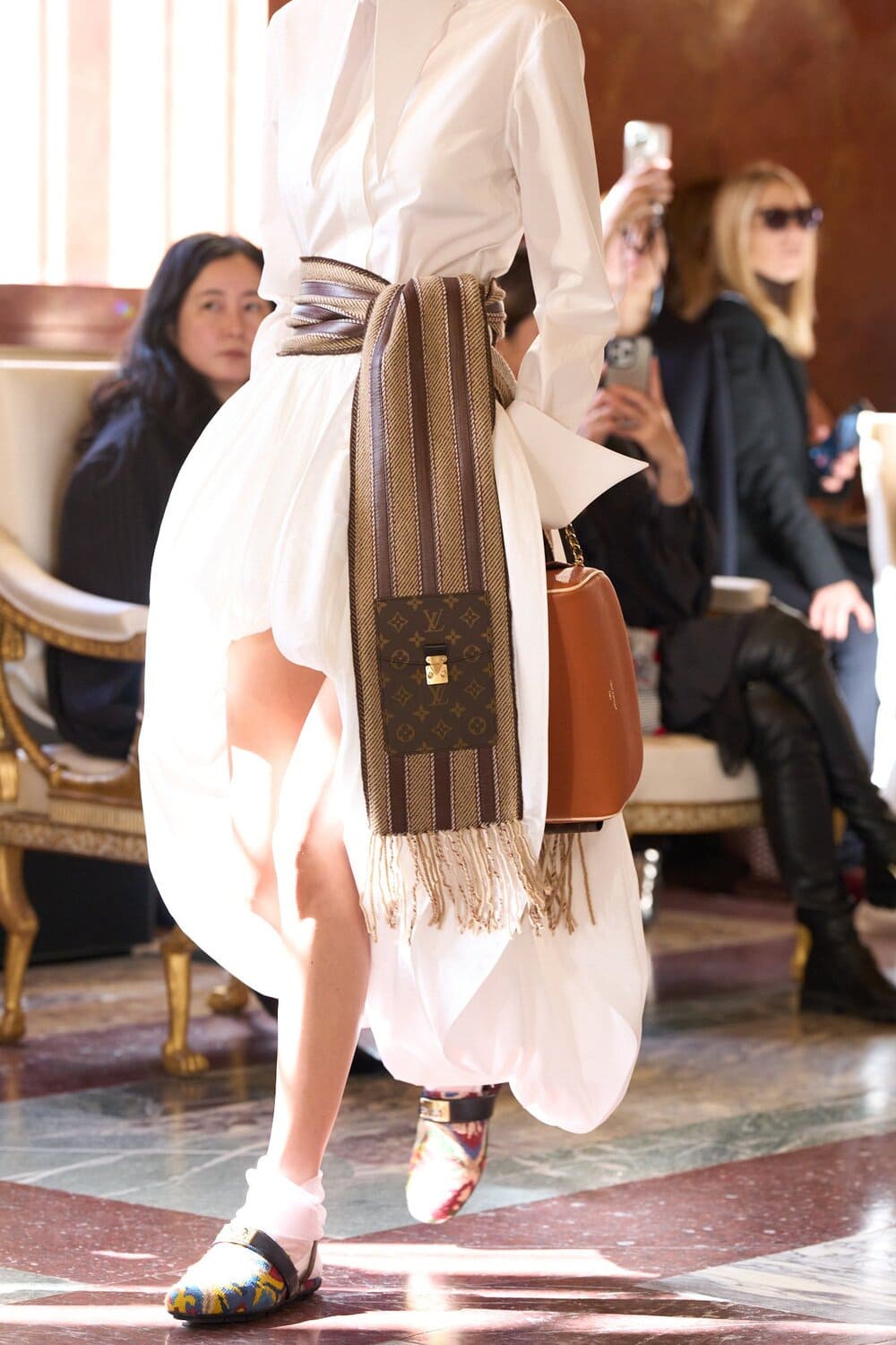 Hinh anh Ông chia sẻ: “Louvre vừa hoàn tất phục chế căn hộ này. Tượng sẽ được đặt lại và tồn tại mãi như vậy. Chính khoảnh khắc tuyệt vời ấy cho phép chúng tôi tiếp quản không gian, biến nó thành điểm khởi đầu để nghĩ về một bộ sưu tập ca ngợi sự riêng tư, một art de vivre – phong cách sống: trước hết là ăn mặc cho chính mình… giống như một chuyến du hành quanh chính căn hộ của bạn”. 3