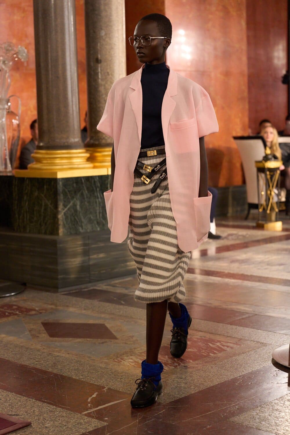 Hinh anh Ông chia sẻ: “Louvre vừa hoàn tất phục chế căn hộ này. Tượng sẽ được đặt lại và tồn tại mãi như vậy. Chính khoảnh khắc tuyệt vời ấy cho phép chúng tôi tiếp quản không gian, biến nó thành điểm khởi đầu để nghĩ về một bộ sưu tập ca ngợi sự riêng tư, một art de vivre – phong cách sống: trước hết là ăn mặc cho chính mình… giống như một chuyến du hành quanh chính căn hộ của bạn”. 2