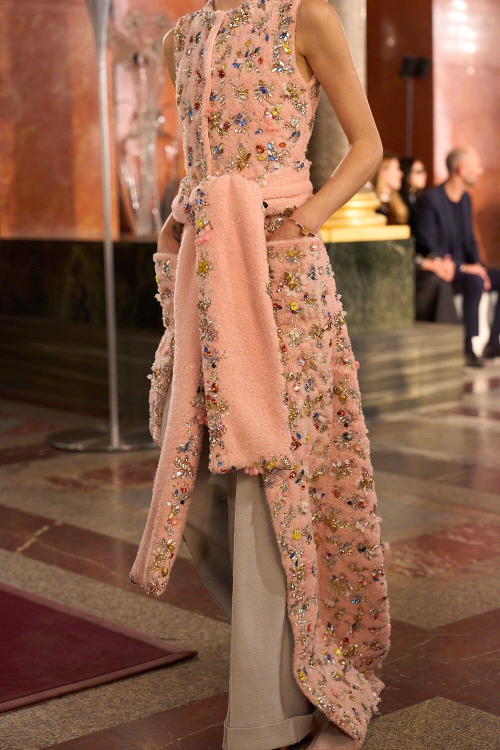 Hinh anh Ông chia sẻ: “Louvre vừa hoàn tất phục chế căn hộ này. Tượng sẽ được đặt lại và tồn tại mãi như vậy. Chính khoảnh khắc tuyệt vời ấy cho phép chúng tôi tiếp quản không gian, biến nó thành điểm khởi đầu để nghĩ về một bộ sưu tập ca ngợi sự riêng tư, một art de vivre – phong cách sống: trước hết là ăn mặc cho chính mình… giống như một chuyến du hành quanh chính căn hộ của bạn”. 5