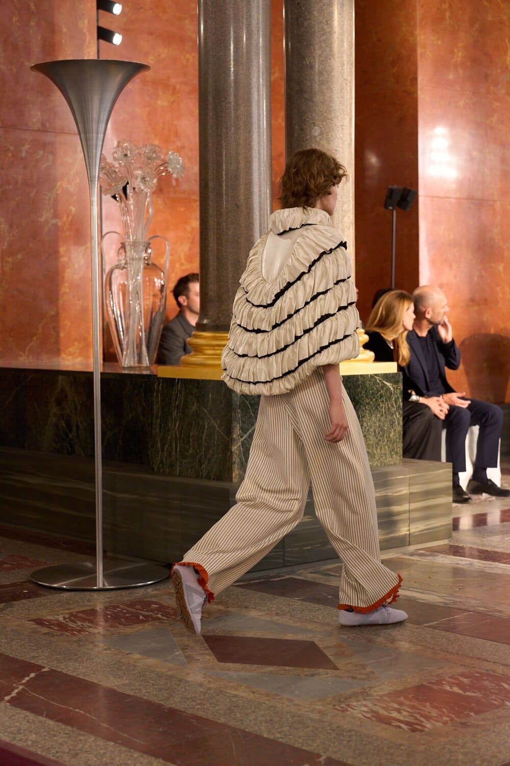 Hinh anh “Đó là lời ca ngợi sự thân mật, ăn mặc trước hết phải cho mình. Tôi muốn chia sẻ bầu không khí yên bình khi bạn ở trong căn nhà của mình”, Ghesquière chia sẻ sau hậu trường. 4