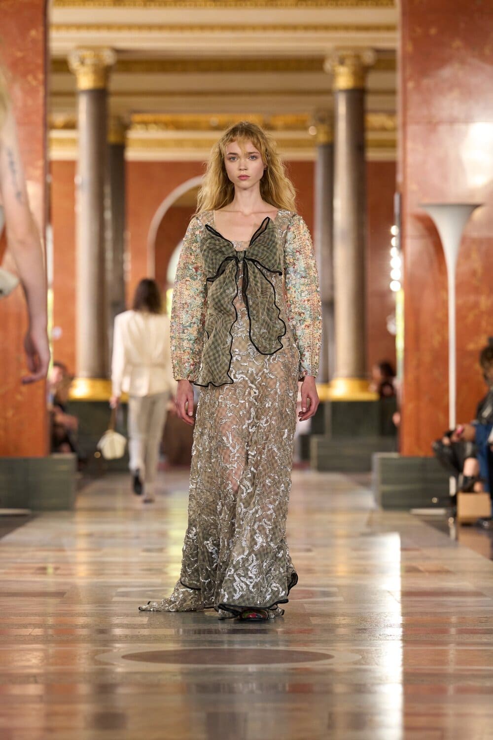 Hinh anh “Đó là lời ca ngợi sự thân mật, ăn mặc trước hết phải cho mình. Tôi muốn chia sẻ bầu không khí yên bình khi bạn ở trong căn nhà của mình”, Ghesquière chia sẻ sau hậu trường. 12