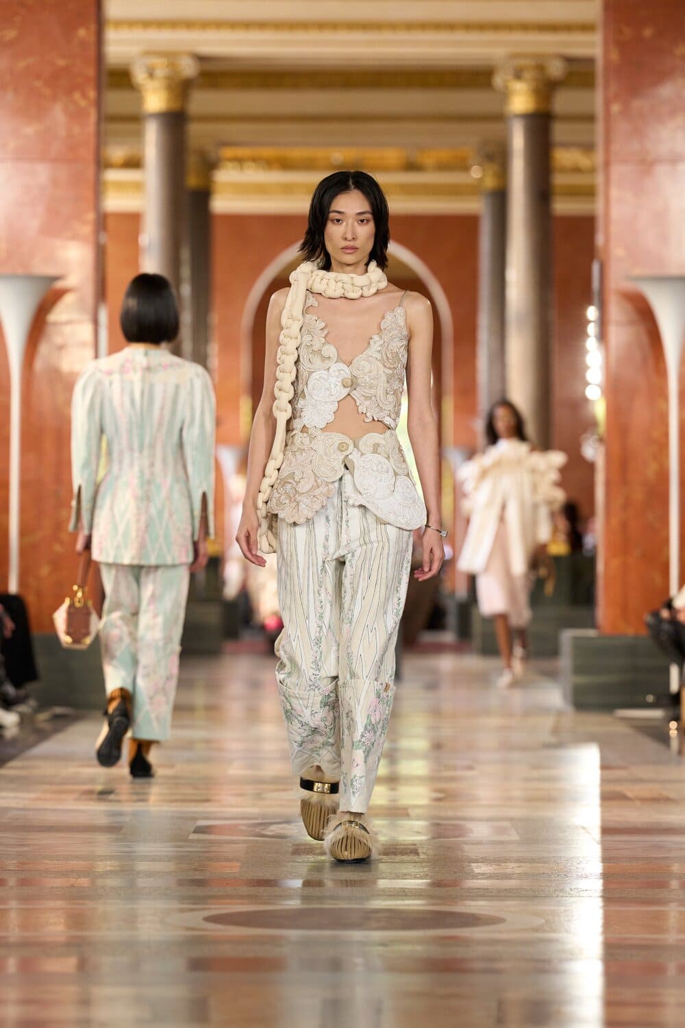 Hinh anh “Đó là lời ca ngợi sự thân mật, ăn mặc trước hết phải cho mình. Tôi muốn chia sẻ bầu không khí yên bình khi bạn ở trong căn nhà của mình”, Ghesquière chia sẻ sau hậu trường. 13