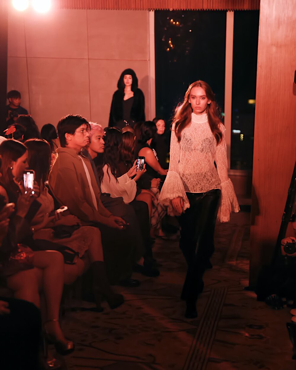 Hinh anh Từ đối thoại TikTok đến màn trình diễn các bộ sưu tập Thu Đông 2025 3