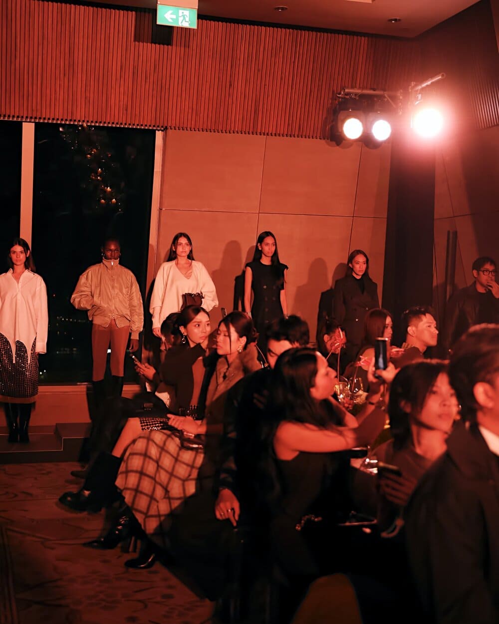 Hinh anh Từ đối thoại TikTok đến màn trình diễn các bộ sưu tập Thu Đông 2025 4