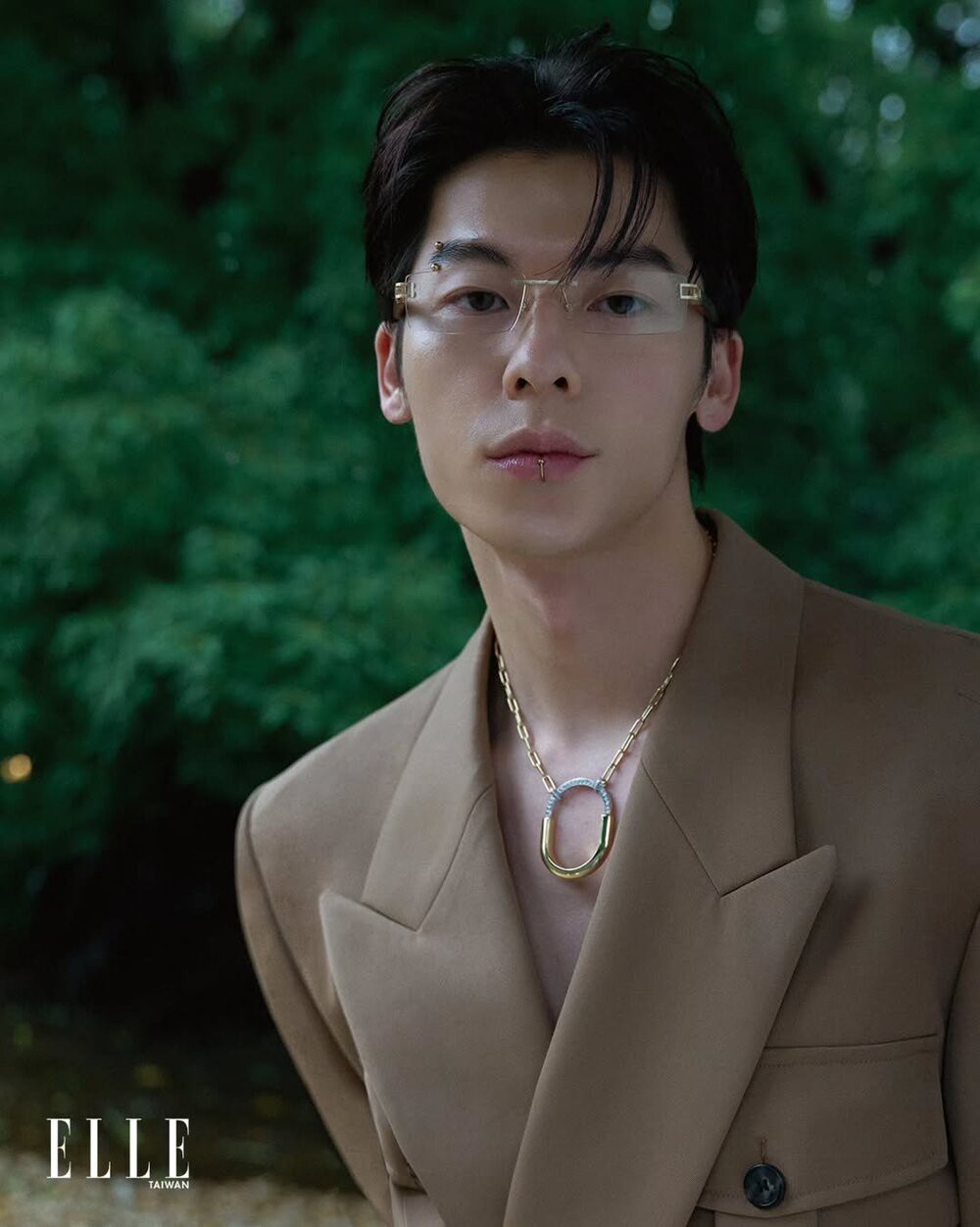 Tổng thể hòa hợp nhờ cách lựa chọn chất liệu, màu sắc kính tương ứng với tổ hợp trang sức, phụ kiện kim loại khác.  Ảnh: Elle Taiwan