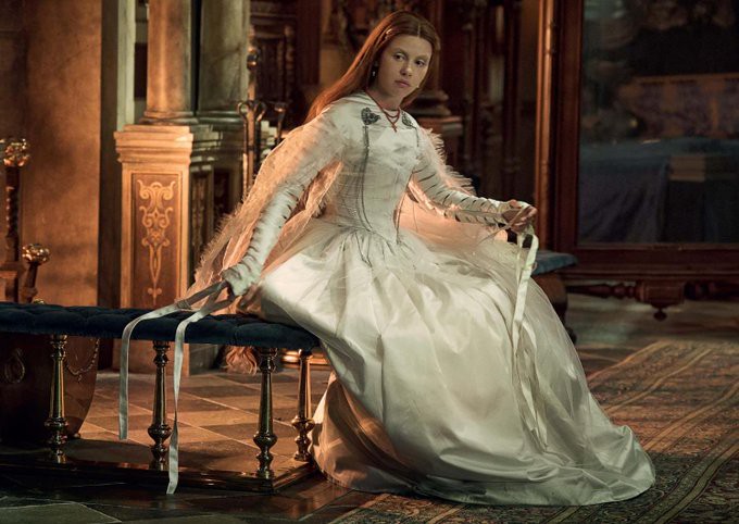 Hinh anh khoảnh khắc thời trang biểu tượng của Frankenstein: Mia Goth và chiếc váy cưới trắng 5