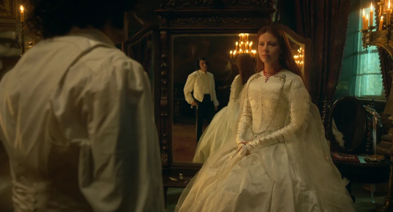 Hinh anh khoảnh khắc thời trang biểu tượng của Frankenstein: Mia Goth và chiếc váy cưới trắng 1