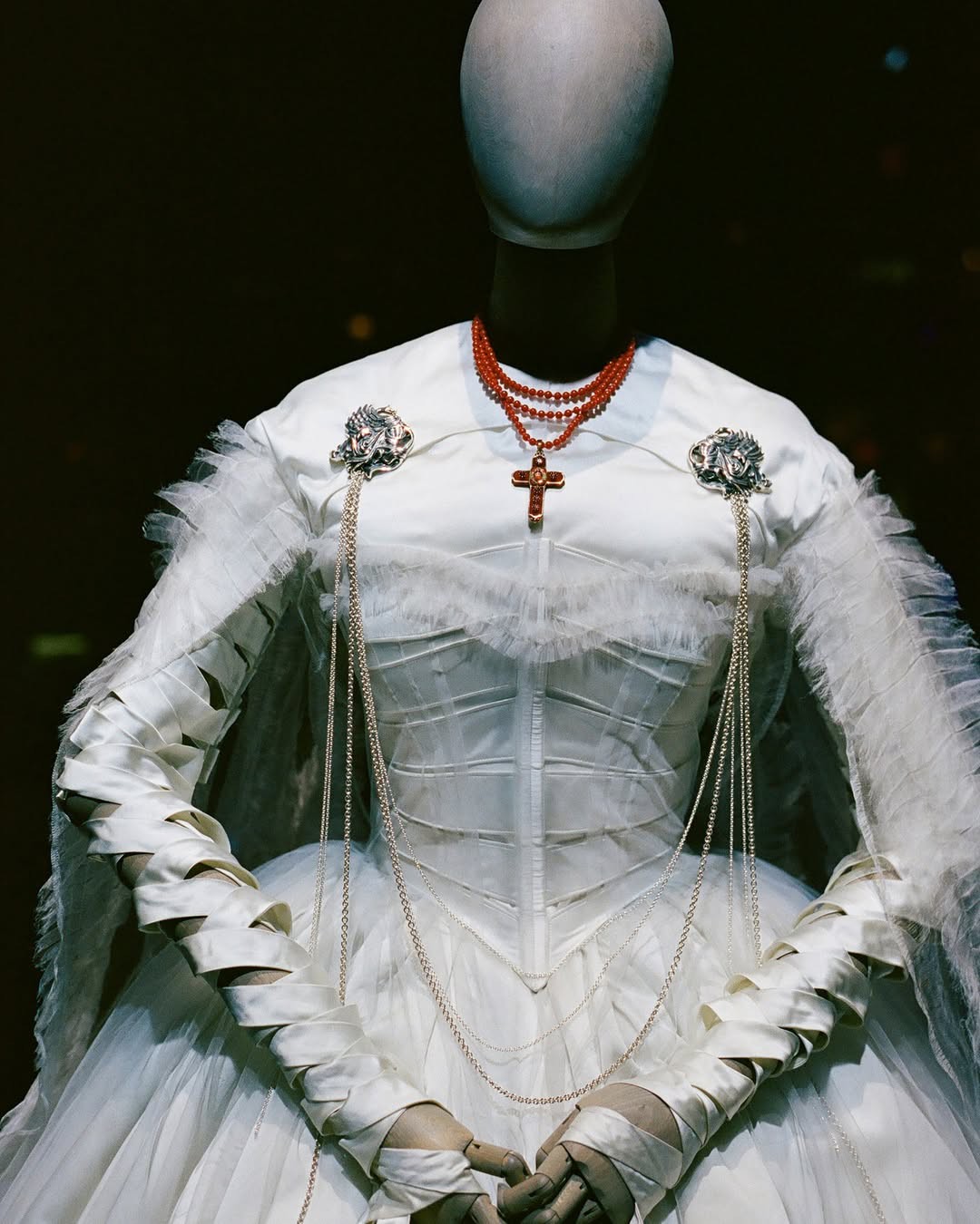 Hinh anh khoảnh khắc thời trang biểu tượng của Frankenstein: Mia Goth và chiếc váy cưới trắng 4