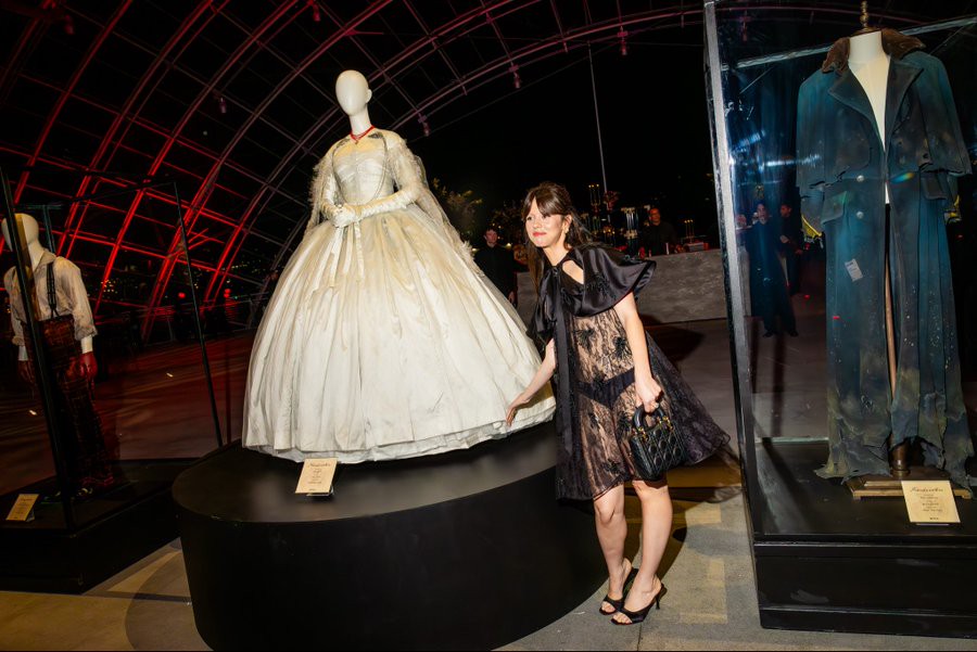 Hinh anh khoảnh khắc thời trang biểu tượng của Frankenstein: Mia Goth và chiếc váy cưới trắng 6